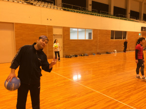 奥様必殺ブレ玉サーブの前でピース