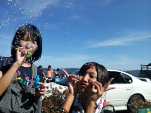 シャボン玉で遊ぶ女子