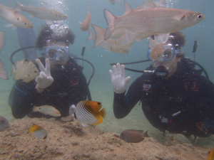 魚と戯れてメルヘンチックな山内＆浦松